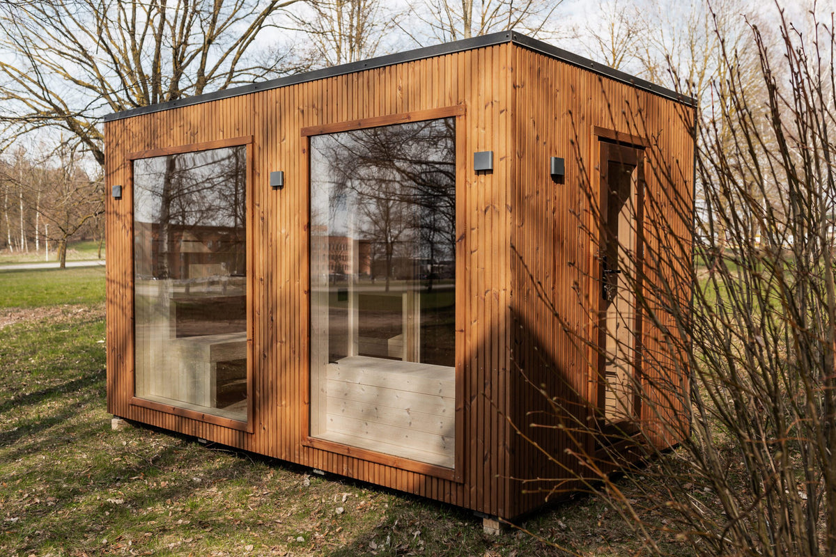 Gartensauna Glow – 240 × 400 cm mit Vorraum und großzügigen Glasflächen