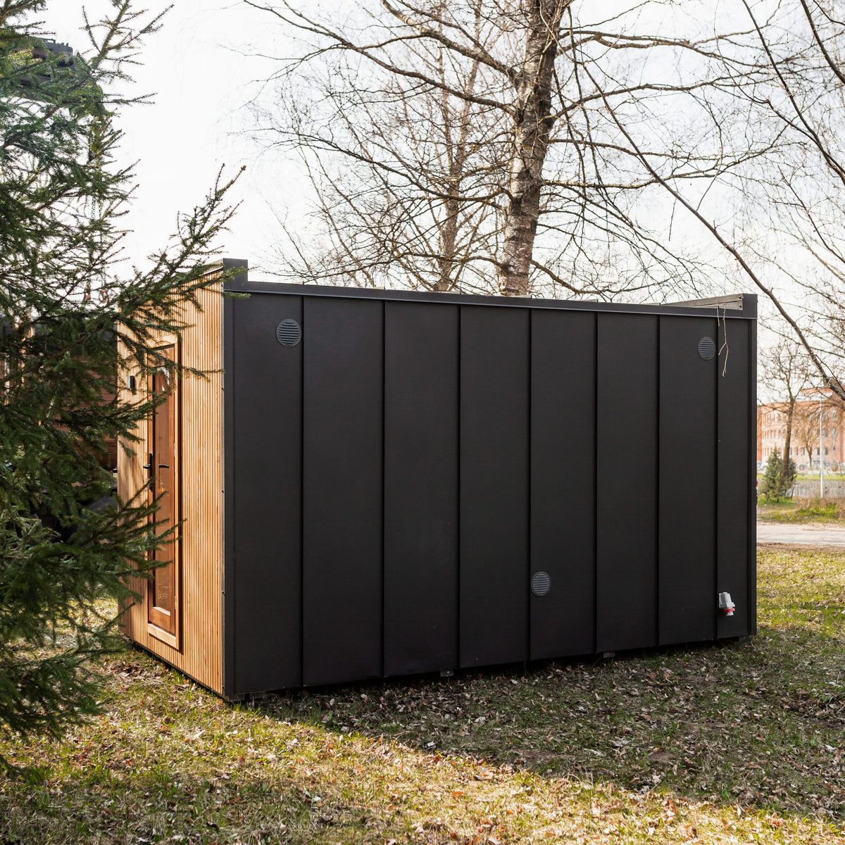 Gartensauna Glow – 240 × 400 cm mit Vorraum und großzügigen Glasflächen