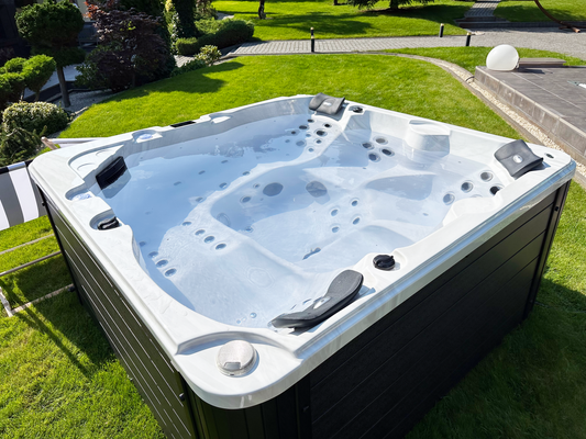 Whirlpool Dafne – 2.00 × 2.00 × 0.90 m Premium Hot Tub for 5 people